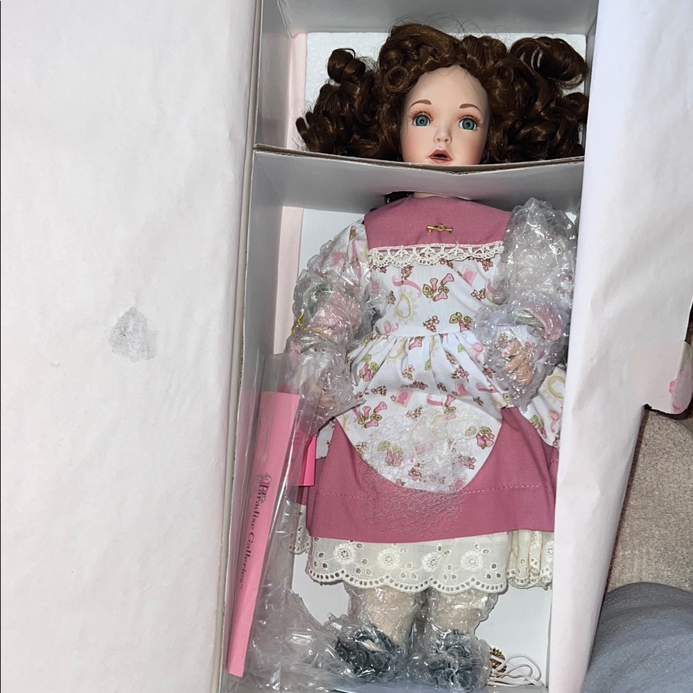 1994 Paradise Galleries Treasury Collection Musical Julie  In Box
